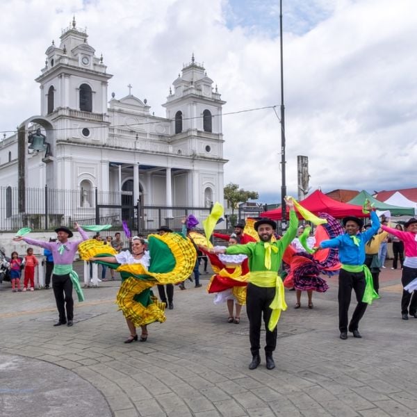 Explore Volcanoes & Cloud Forests in this 8-Day Family Adventure