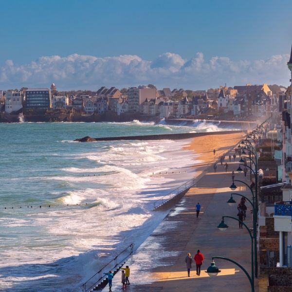 France for Families in 14 Days: Castles, Coasts & a Trip through the Loire, Brittany, Normandy & Paris