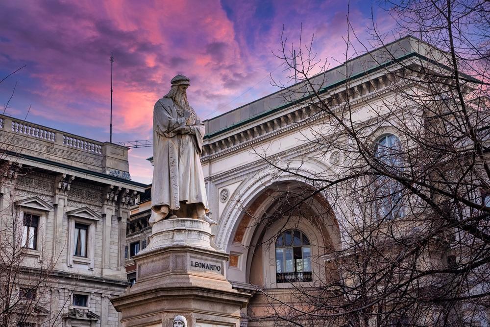 Leonardo da Vinci statue in Italy