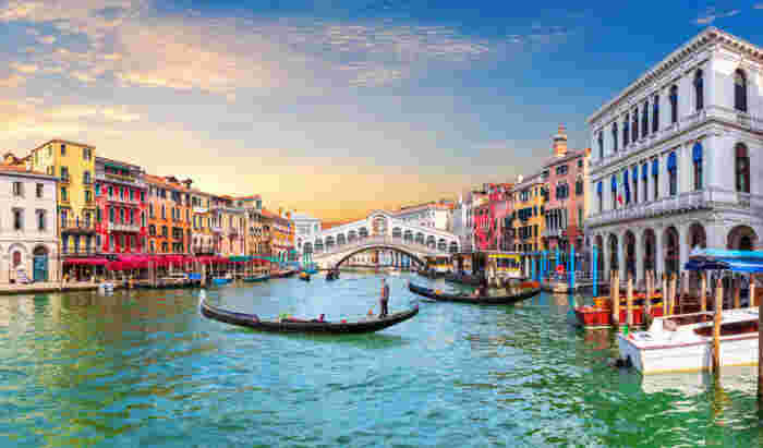 Venice Grand Canal, view of the Rialto Bridge and gondoliers, Italy venice